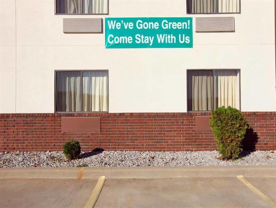 Americas Best Value Inn & Suites Cassville Roaring River Exterior photo